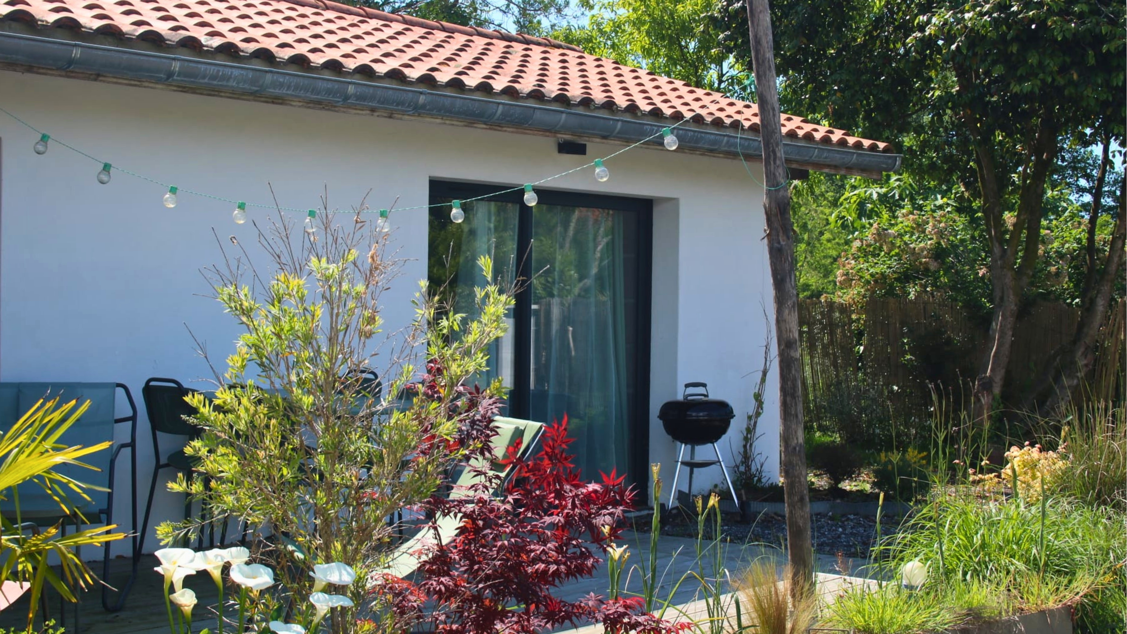 La maison vue du jardin